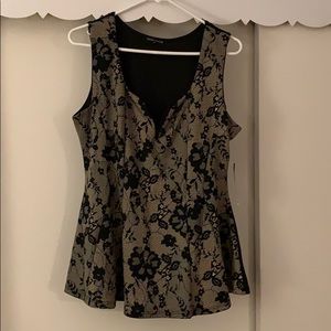 Sleeveless sweetheart top.